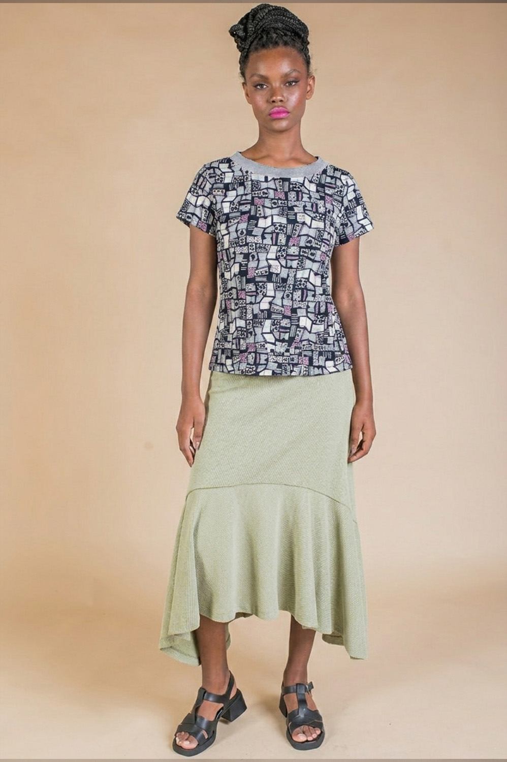 BLUSA RETA DE MANGA CURTA E DECOTE REDONDO
