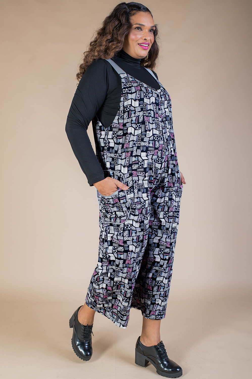 MACACÃO PLUS SIZE DE ALÇA GROSSA, SOLTINHO RETO, PANTACOURT COM SUPER CAVA E BOLSOS LATERAIS - Imagem 2