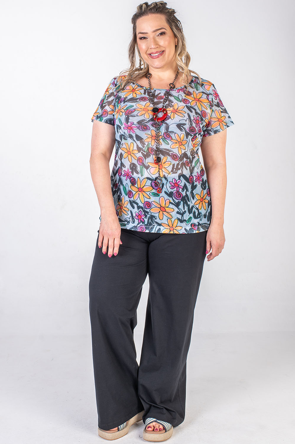 BLUSA PLUS SIZE SOLTINHA DE MANGA CURTA E DECOTE REDONDO