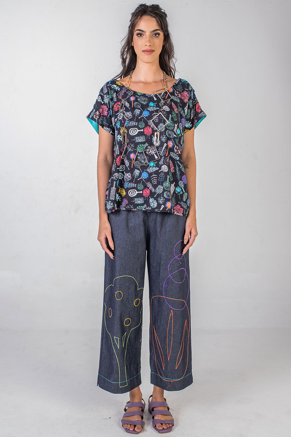CALÇA PESCADOR COM ELÁSTICO NO CÓS, BOLSOS E CUSTOMIZAÇÃO DE ÁRVORES