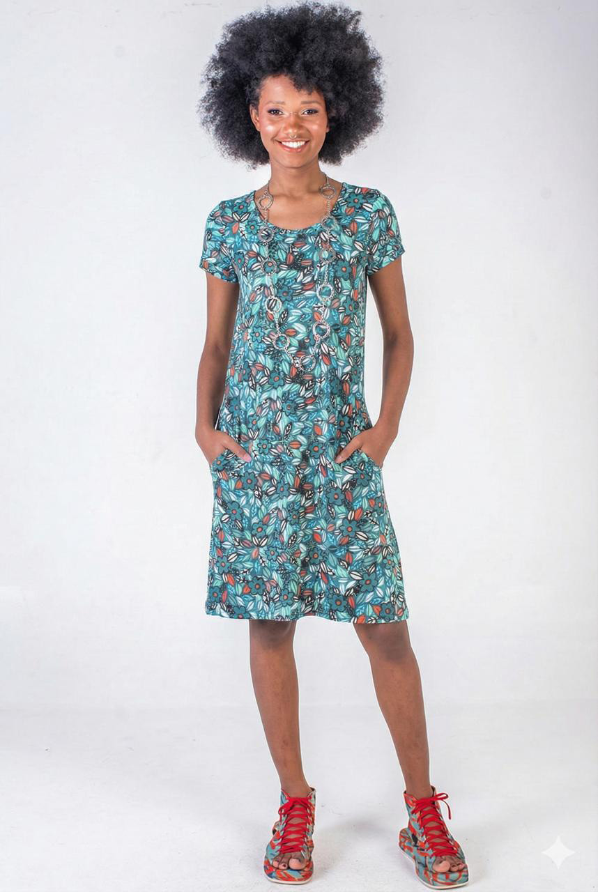 VESTIDO LEVEMENTE LINHA A, COM DECOTE REDONDO, MANGA CURTA E BOLSOS