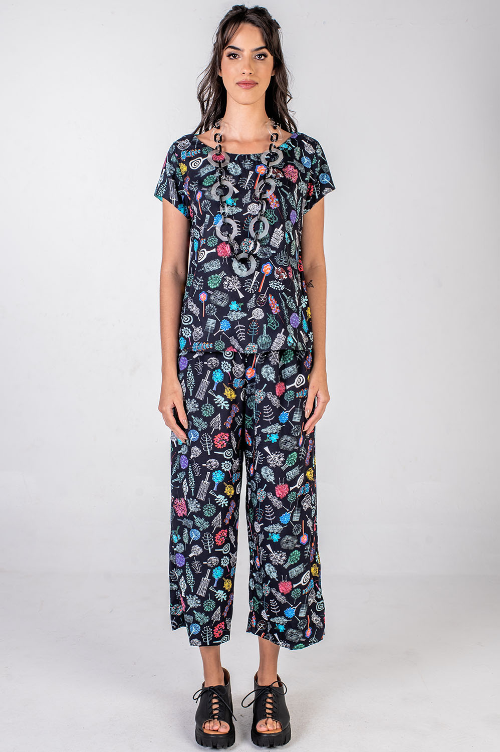 BLUSA COM DECOTE REDONDO E MANGA CURTA FORRADA
