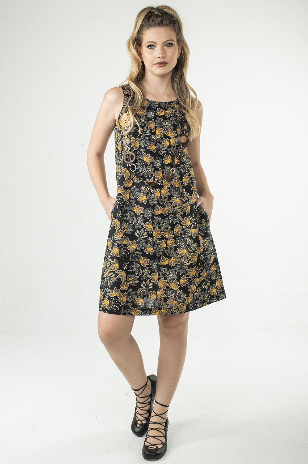 VESTIDO REGATA, LINHA A, COM PENCES NO BUSTO E BOLSOS