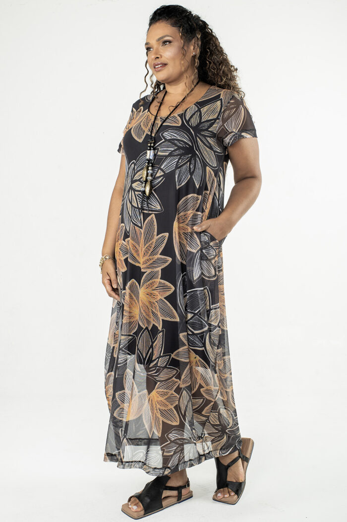 VESTIDO PLUS SIZE LONGO COM DECOTE REDONDO, BOLSOS E LATERAL DRAPEADA - Image 3