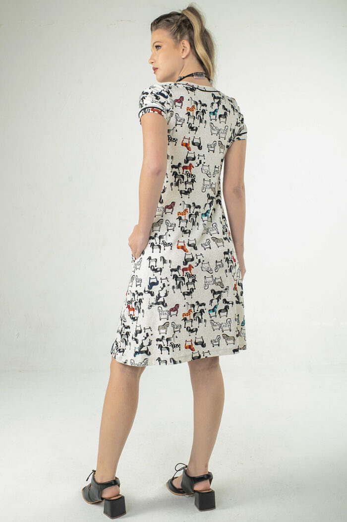 VESTIDO LEVEMENTE LINHA A, COM DECOTE REDONDO, MANGA CURTA E BOLSOS - Image 4