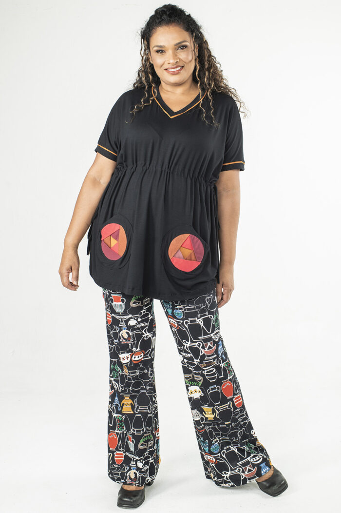BLUSA PLUS SIZE, BEM SOLTINHA, COM REGULAGEM NA CINTURA, DECOTE V E MANGA CURTA E APLICAÇÃO ARTESANAL DE BOLSOS DE ROSAS - Image 3