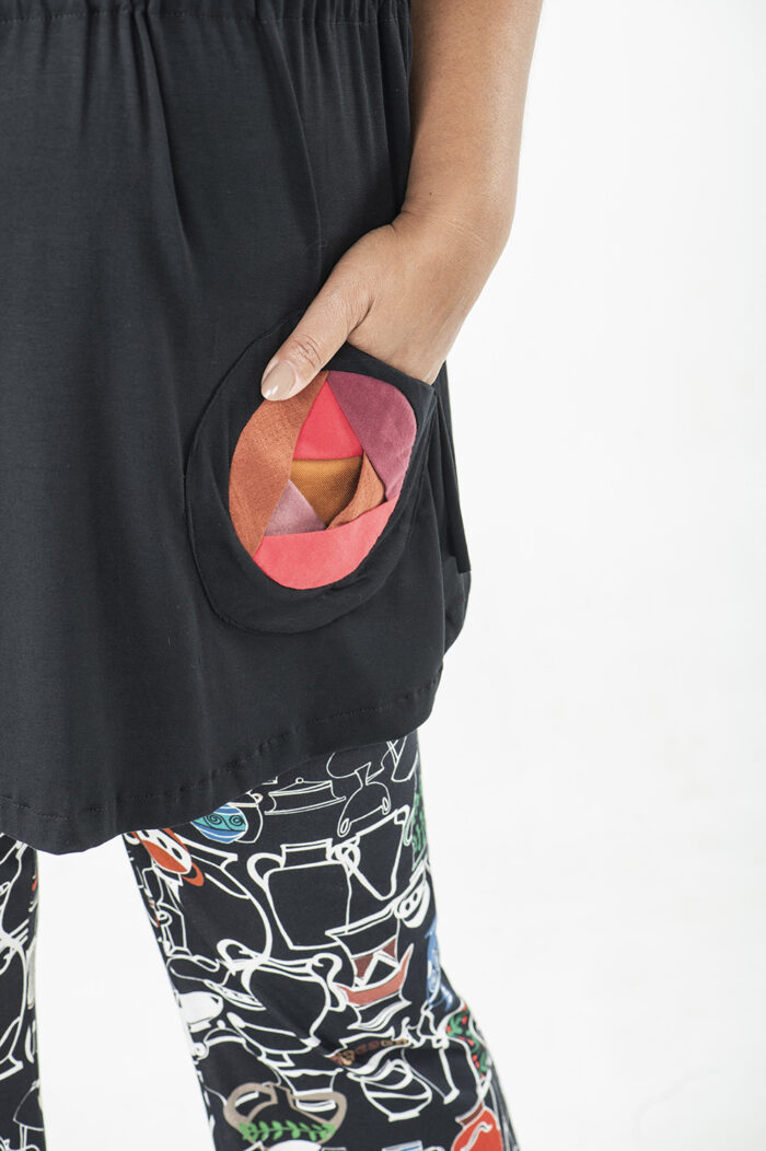 BLUSA PLUS SIZE, BEM SOLTINHA, COM REGULAGEM NA CINTURA, DECOTE V E MANGA CURTA E APLICAÇÃO ARTESANAL DE BOLSOS DE ROSAS - Image 4