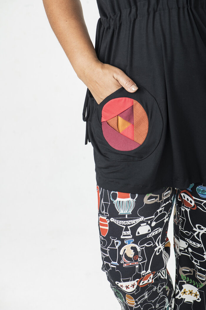 BLUSA PLUS SIZE, BEM SOLTINHA, COM REGULAGEM NA CINTURA, DECOTE V E MANGA CURTA E APLICAÇÃO ARTESANAL DE BOLSOS DE ROSAS - Image 5