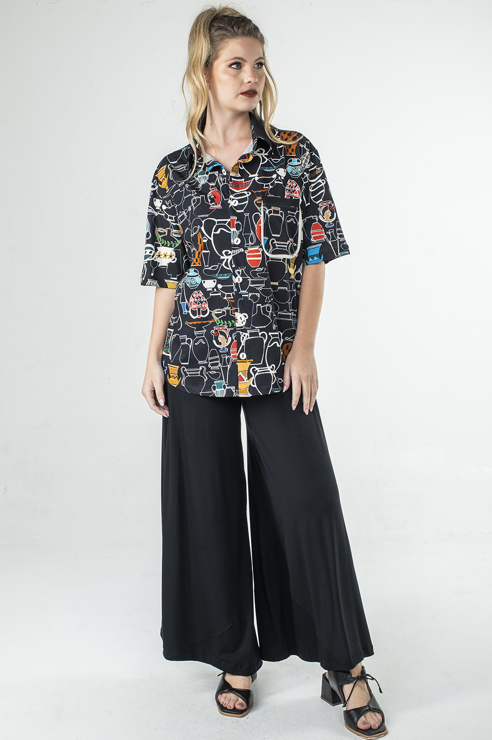 CALÇA PANTALONA COM DETALHE DE MODELAGEM DE BOLA NAS PERNAS