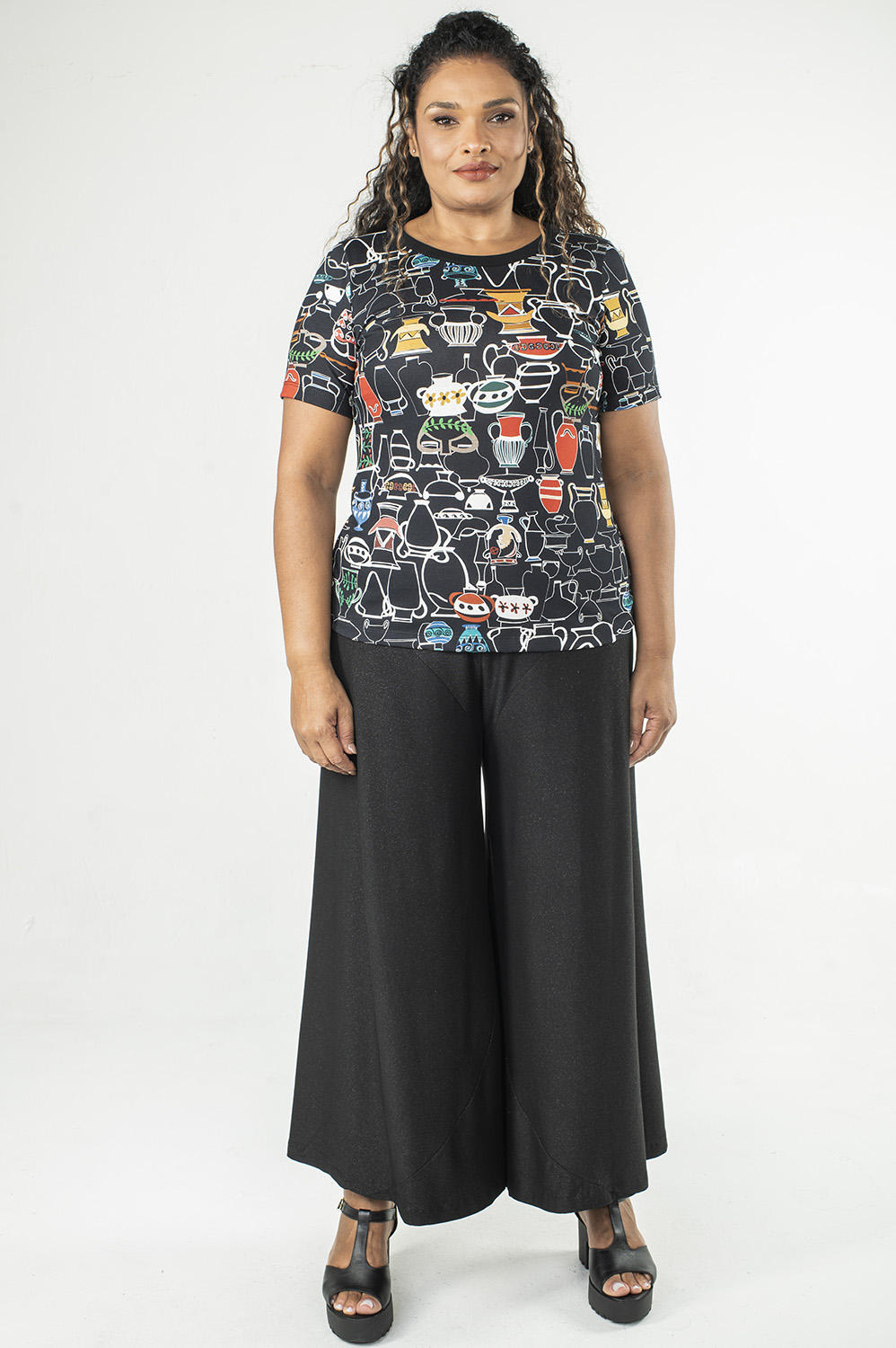 BLUSA PLUS SIZE COM DECOTE REDONDO DE RIBANA, MANGA CURTA E PENCES NO BUSTO
