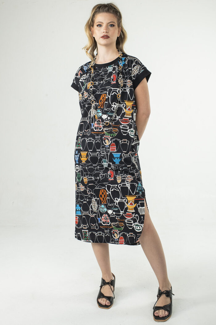 VESTIDO MIDI, SOLTO, RETO, COM MANGA JAPONESA, DECOTE CANOA, BARRA ARREDONDADA E FENDAS LEVINHAS NAS LATERAIS - Image 3