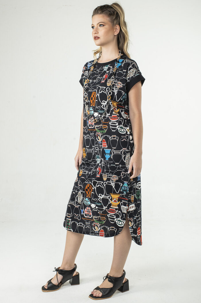 VESTIDO MIDI, SOLTO, RETO, COM MANGA JAPONESA, DECOTE CANOA, BARRA ARREDONDADA E FENDAS LEVINHAS NAS LATERAIS - Image 4