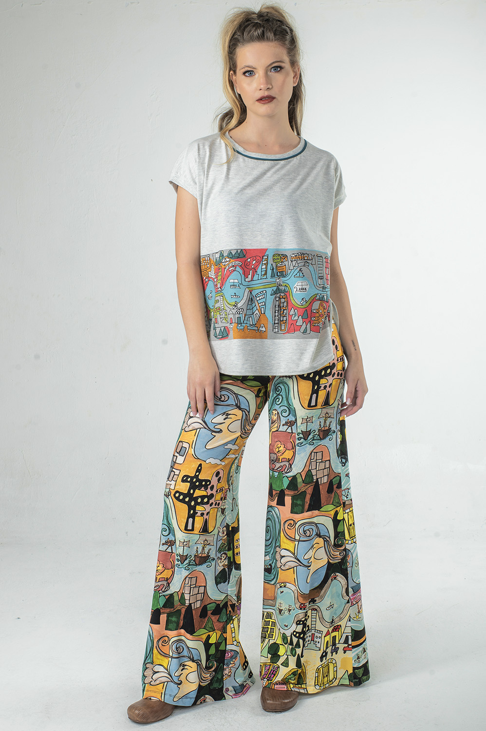 BLUSA SOLTINHA COM DECOTE REDONDO E FENDAS LATERAIS BEM SUAVES