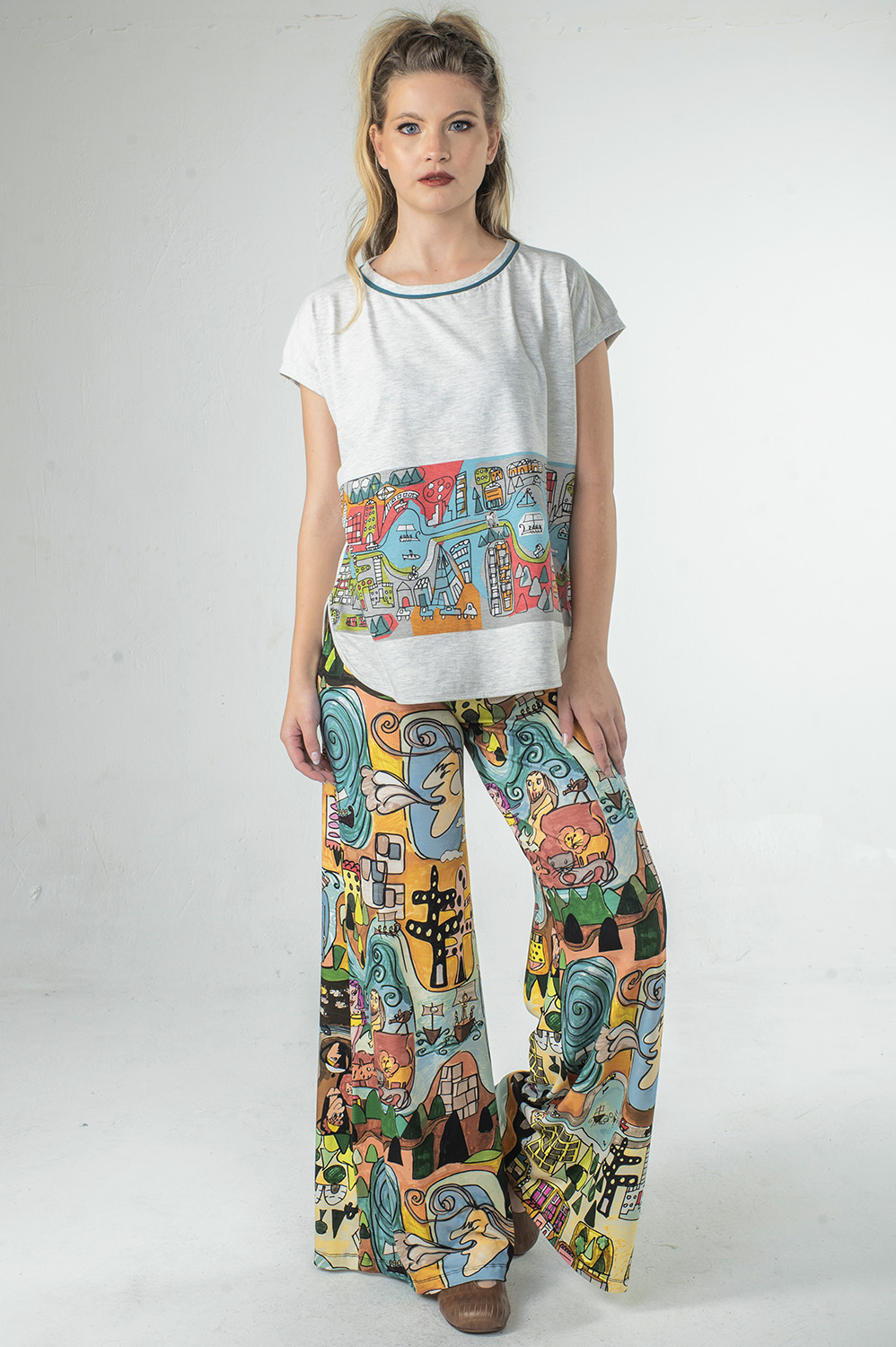 BLUSA SOLTINHA COM DECOTE REDONDO E FENDAS LATERAIS BEM SUAVES