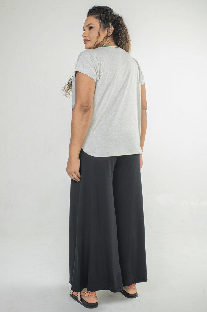 BLUSA PLUS SIZE SOLTINHA COM DECOTE REDONDO E FENDAS LATERAIS BEM SUAVES - Image 4