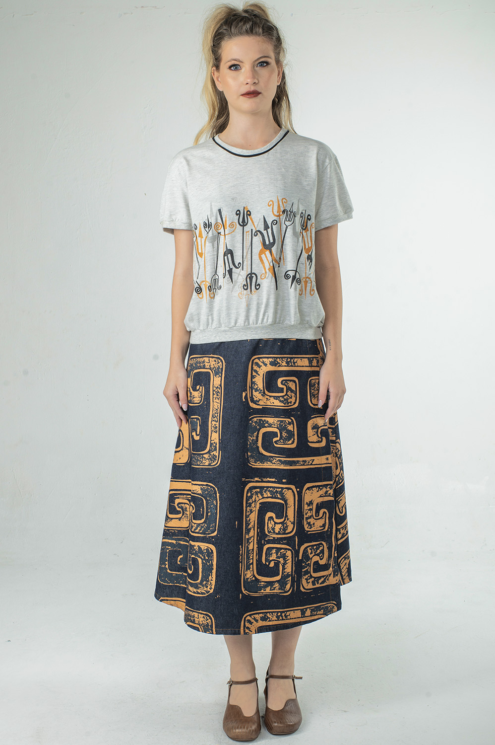 BLUSA TIPO COLEGE COM MANGA CURTA