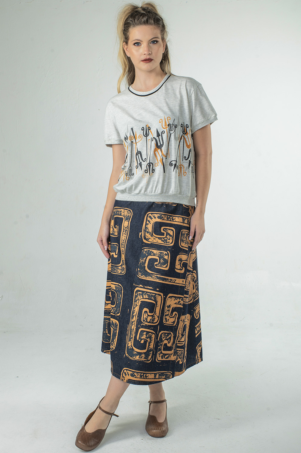 BLUSA TIPO COLEGE COM MANGA CURTA