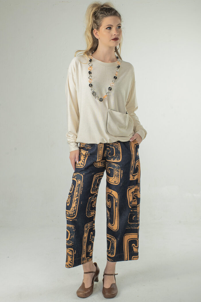 CALÇA PESCADOR COM ELÁSTICO NO CÓS, BOLSOS E DETALHE DE FENDINHA NA BARRA - Image 6