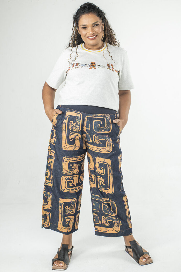 CALÇA PLUS SIZE PESCADOR COM ELÁSTICO NO CÓS, BOLSOS E DETALHE DE FENDINHA NA BARRA - Image 3