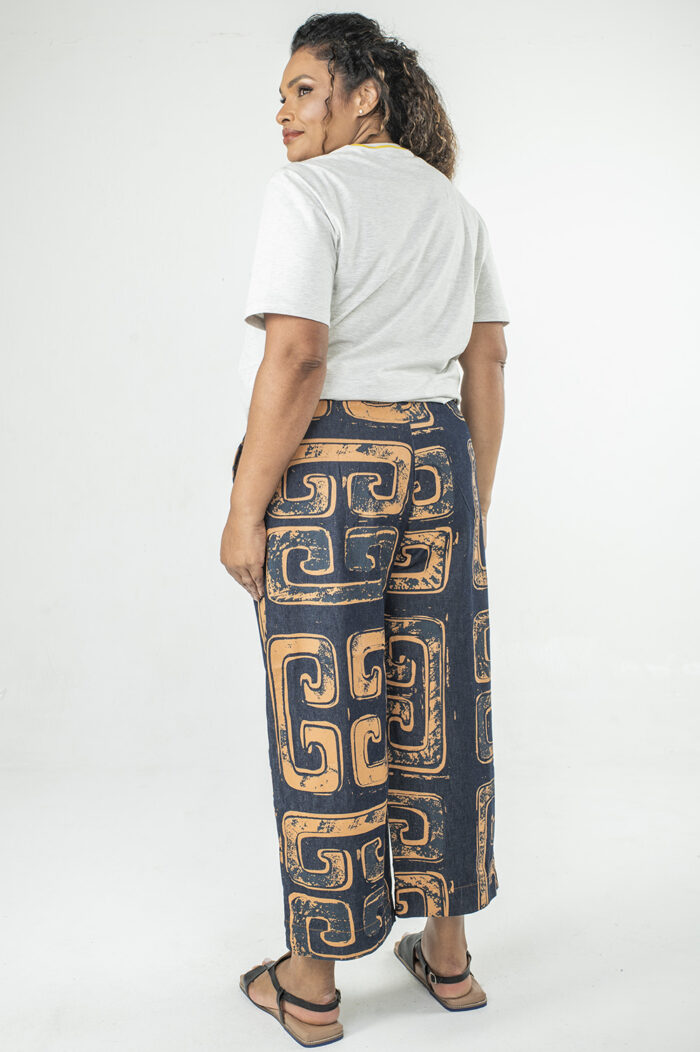 CALÇA PLUS SIZE PESCADOR COM ELÁSTICO NO CÓS, BOLSOS E DETALHE DE FENDINHA NA BARRA - Image 7