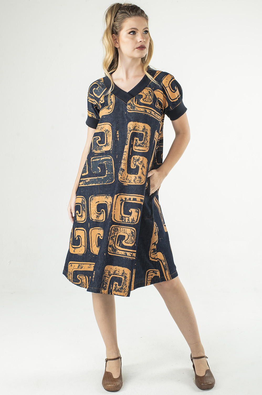 VESTIDO, LINHA A, ABAIXO DO JOELHO, COM DECOTE V, MANGA CURTA, BOLSOS E DETALHE DE ACABAMENTO DE RIBANA