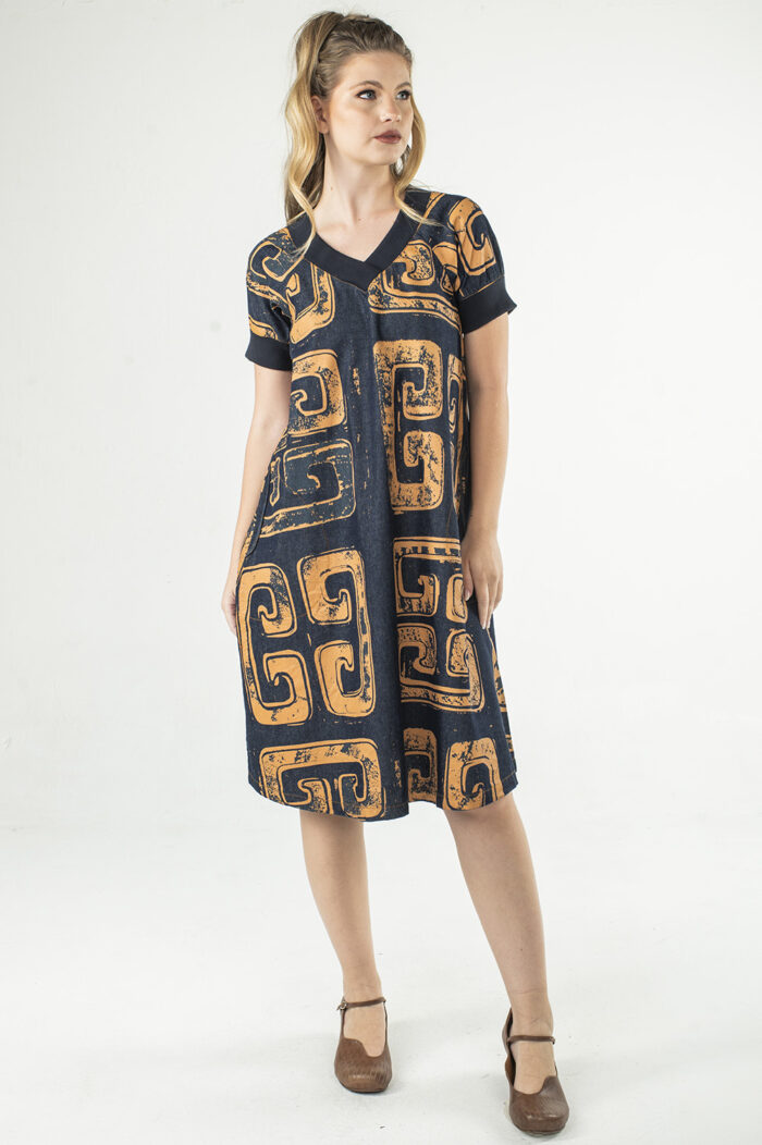 VESTIDO, LINHA A, ABAIXO DO JOELHO, COM DECOTE V, MANGA CURTA, BOLSOS E DETALHE DE ACABAMENTO DE RIBANA - Image 3