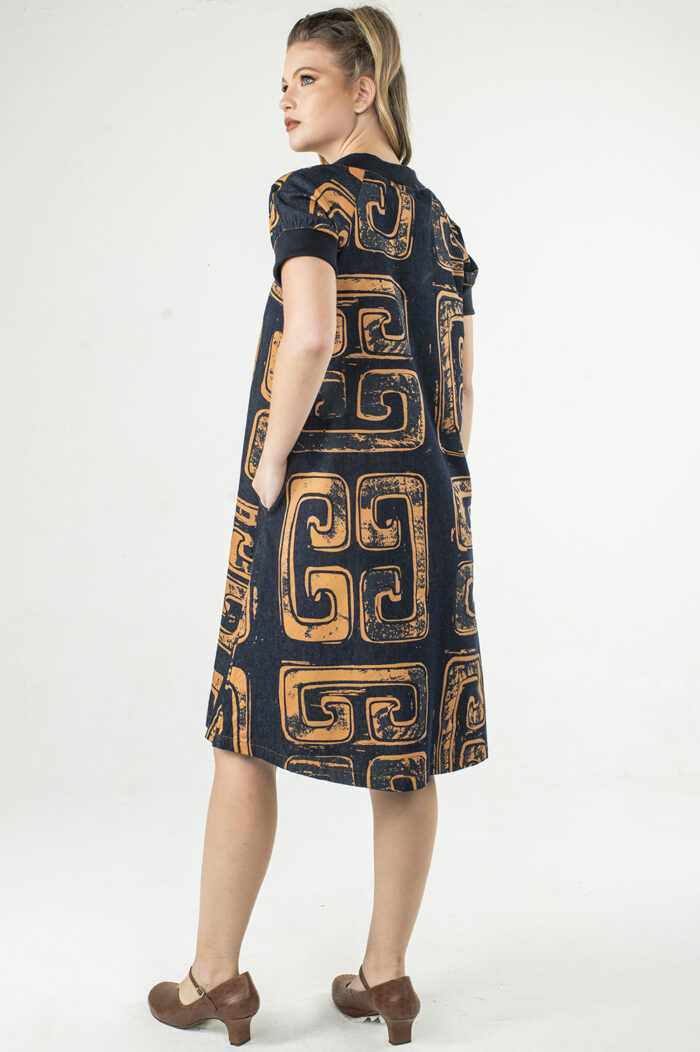 VESTIDO, LINHA A, ABAIXO DO JOELHO, COM DECOTE V, MANGA CURTA, BOLSOS E DETALHE DE ACABAMENTO DE RIBANA - Image 5