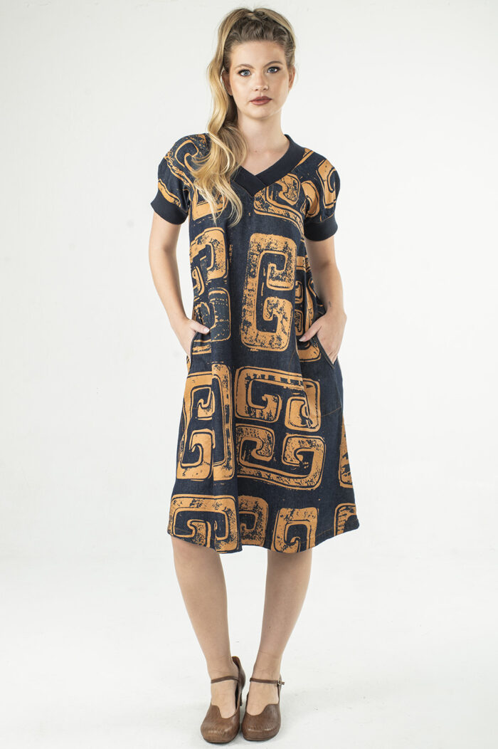 VESTIDO, LINHA A, ABAIXO DO JOELHO, COM DECOTE V, MANGA CURTA, BOLSOS E DETALHE DE ACABAMENTO DE RIBANA - Image 4
