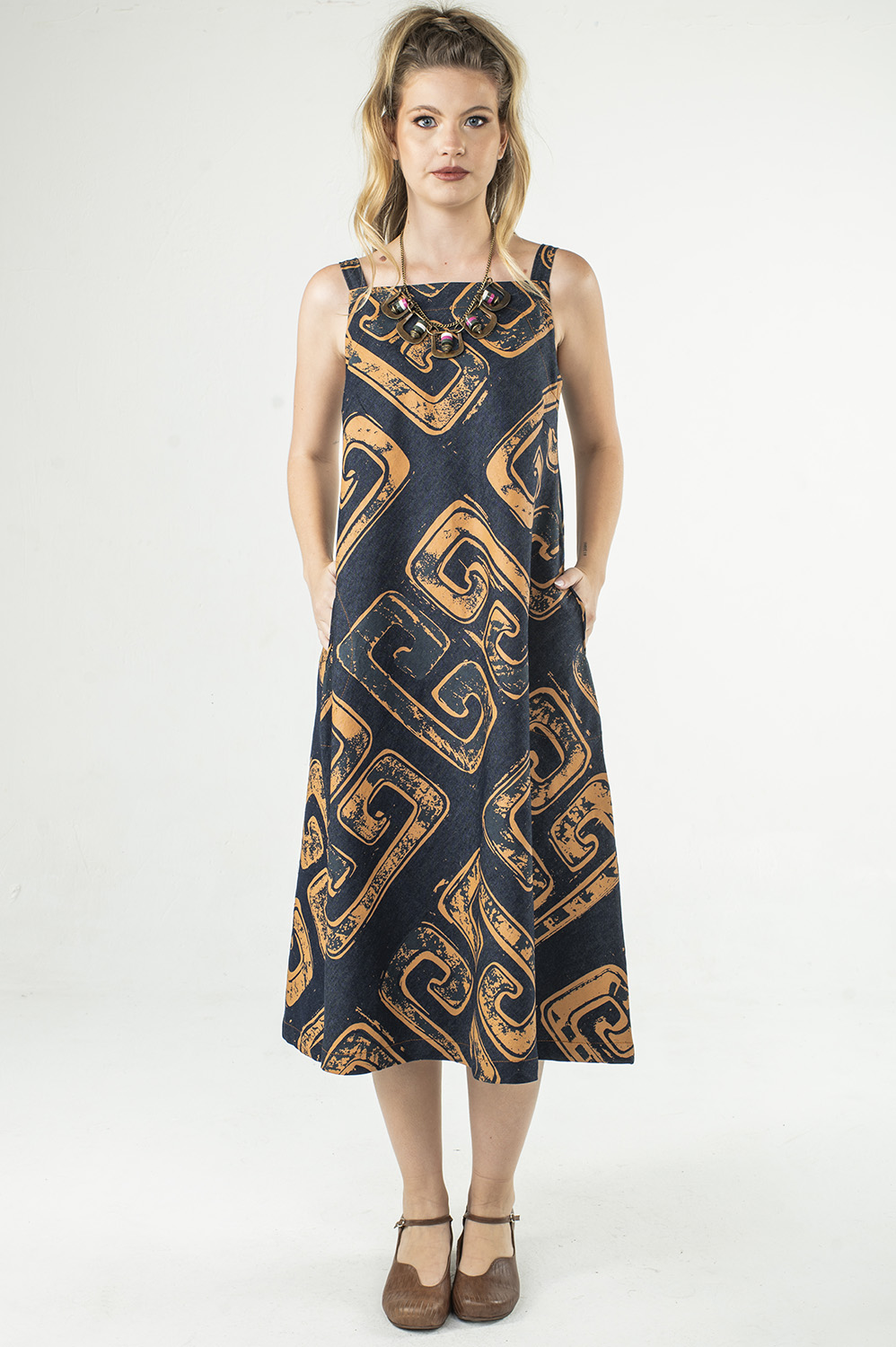 VESTIDO MIDI DE ALÇA, DECOTE RETO, LEVEMENTE LINHA A, COM BOLSOS