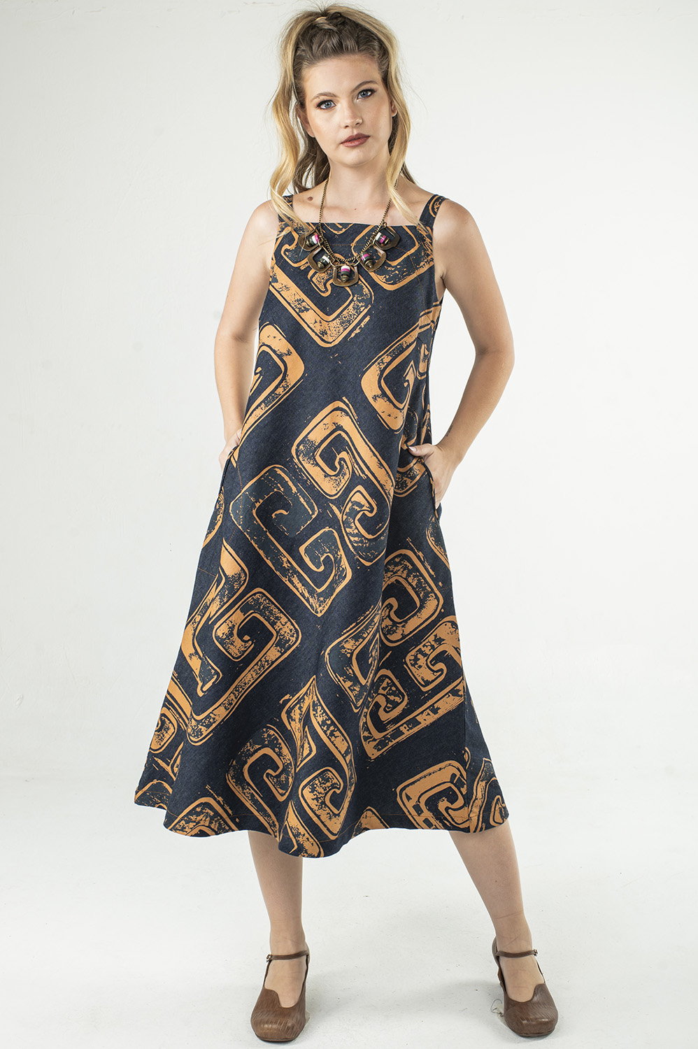 VESTIDO MIDI DE ALÇA, DECOTE RETO, LEVEMENTE LINHA A, COM BOLSOS