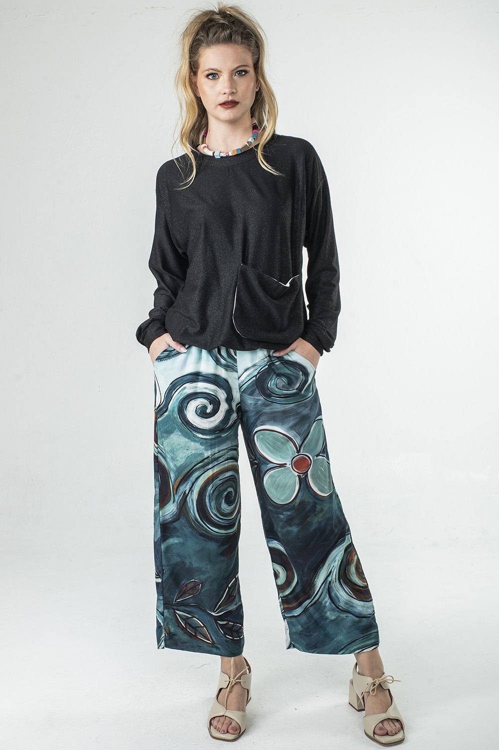 CALÇA PESCADOR COM ELÁSTICO NO CÓS, BOLSOS E DETALHE DE FENDINHA NA BARRA