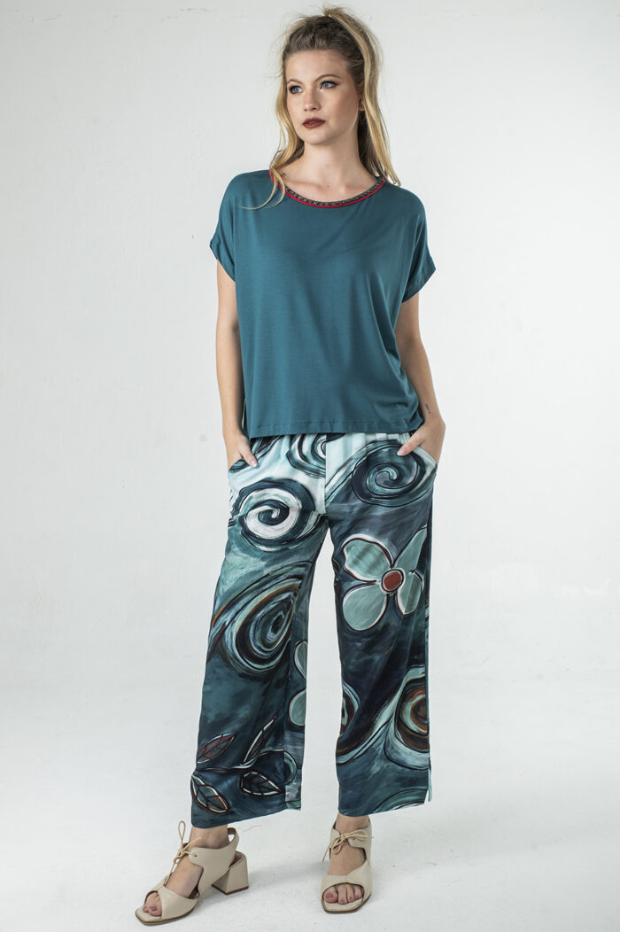 CALÇA PESCADOR COM ELÁSTICO NO CÓS, BOLSOS E DETALHE DE FENDINHA NA BARRA - Image 3