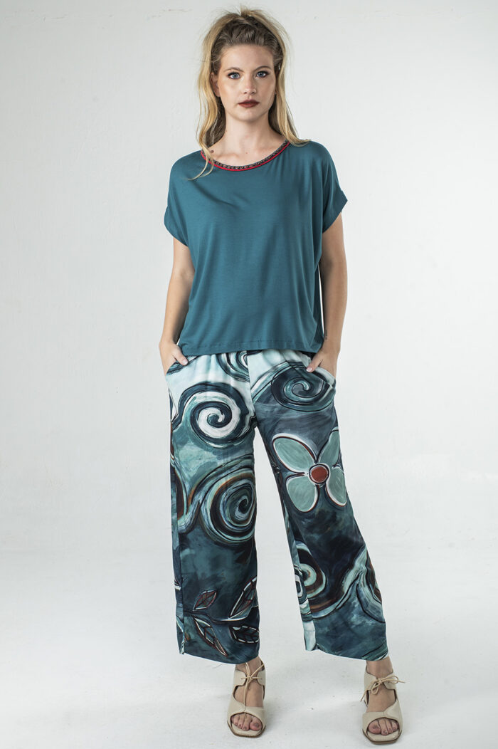 CALÇA PESCADOR COM ELÁSTICO NO CÓS, BOLSOS E DETALHE DE FENDINHA NA BARRA - Image 5