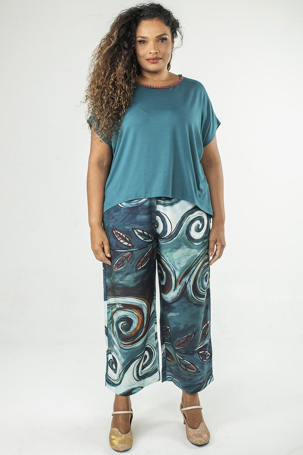 CALÇA PLUS SIZE PESCADOR COM ELÁSTICO NO CÓS, BOLSOS E DETALHE DE FENDINHA NA BARRA
