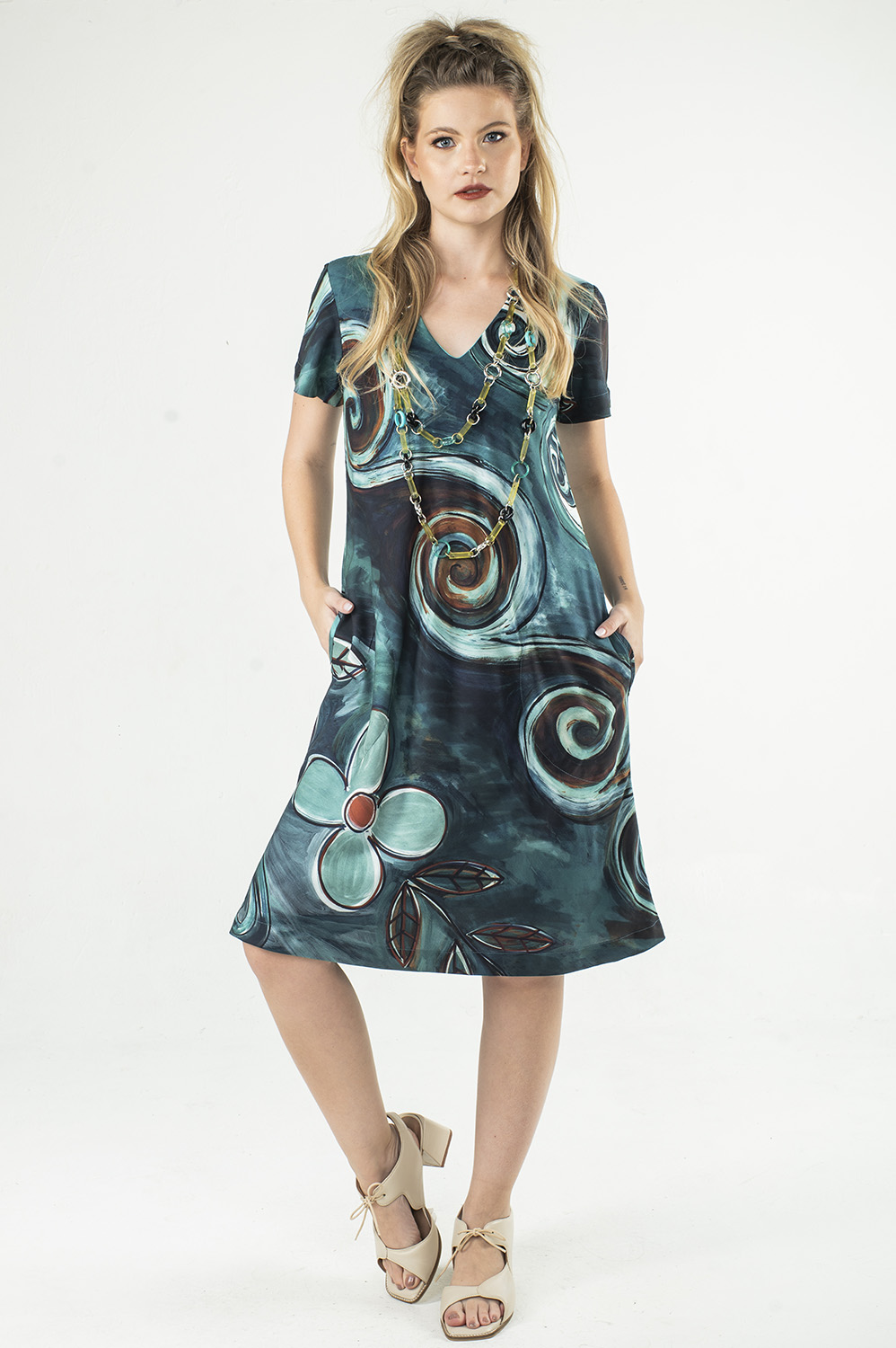 VESTIDO TODO FORRADO LINHA A COM DECOTE V, BOLSOS E MANGA CURTA