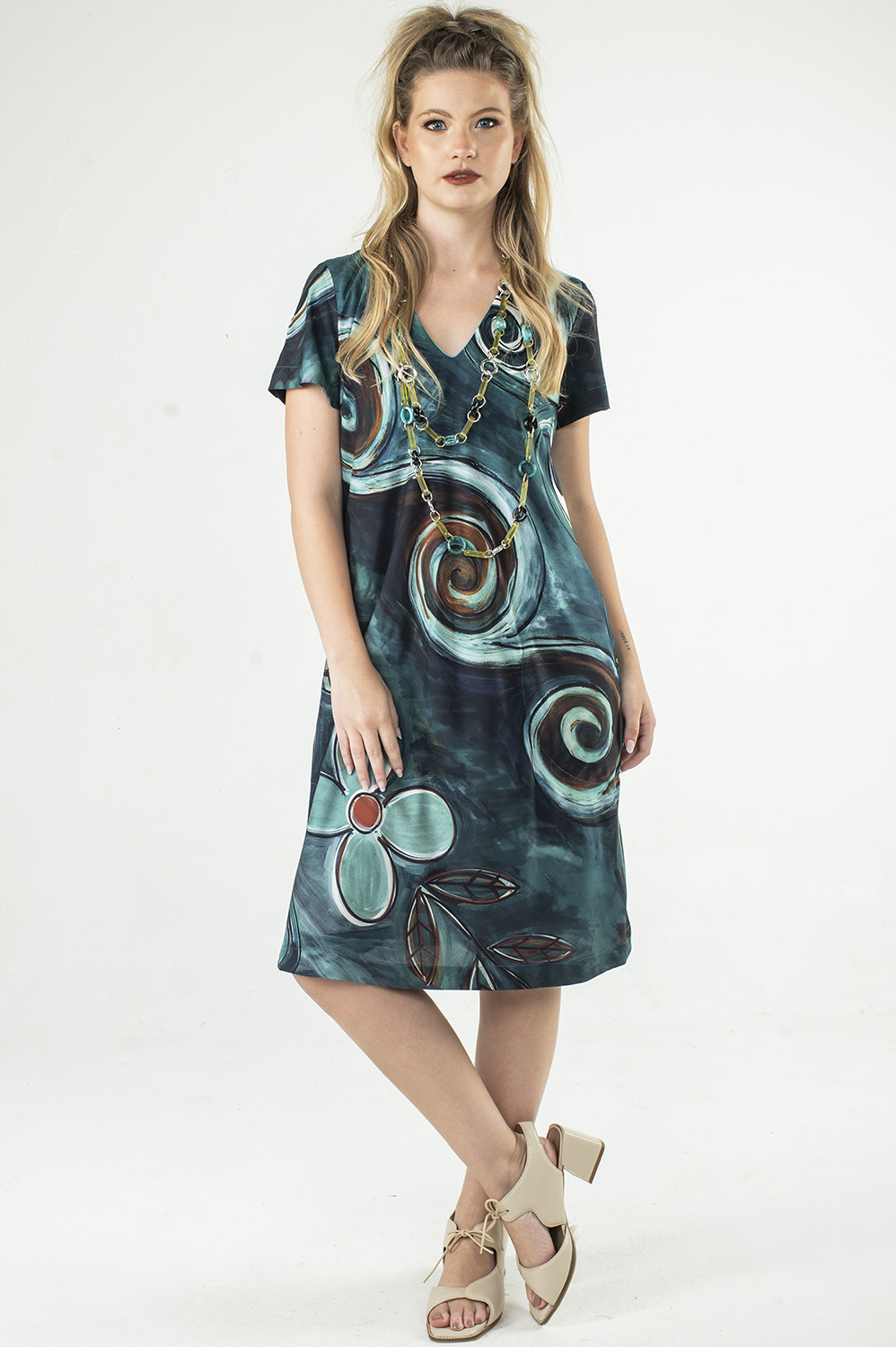 VESTIDO TODO FORRADO LINHA A COM DECOTE V, BOLSOS E MANGA CURTA