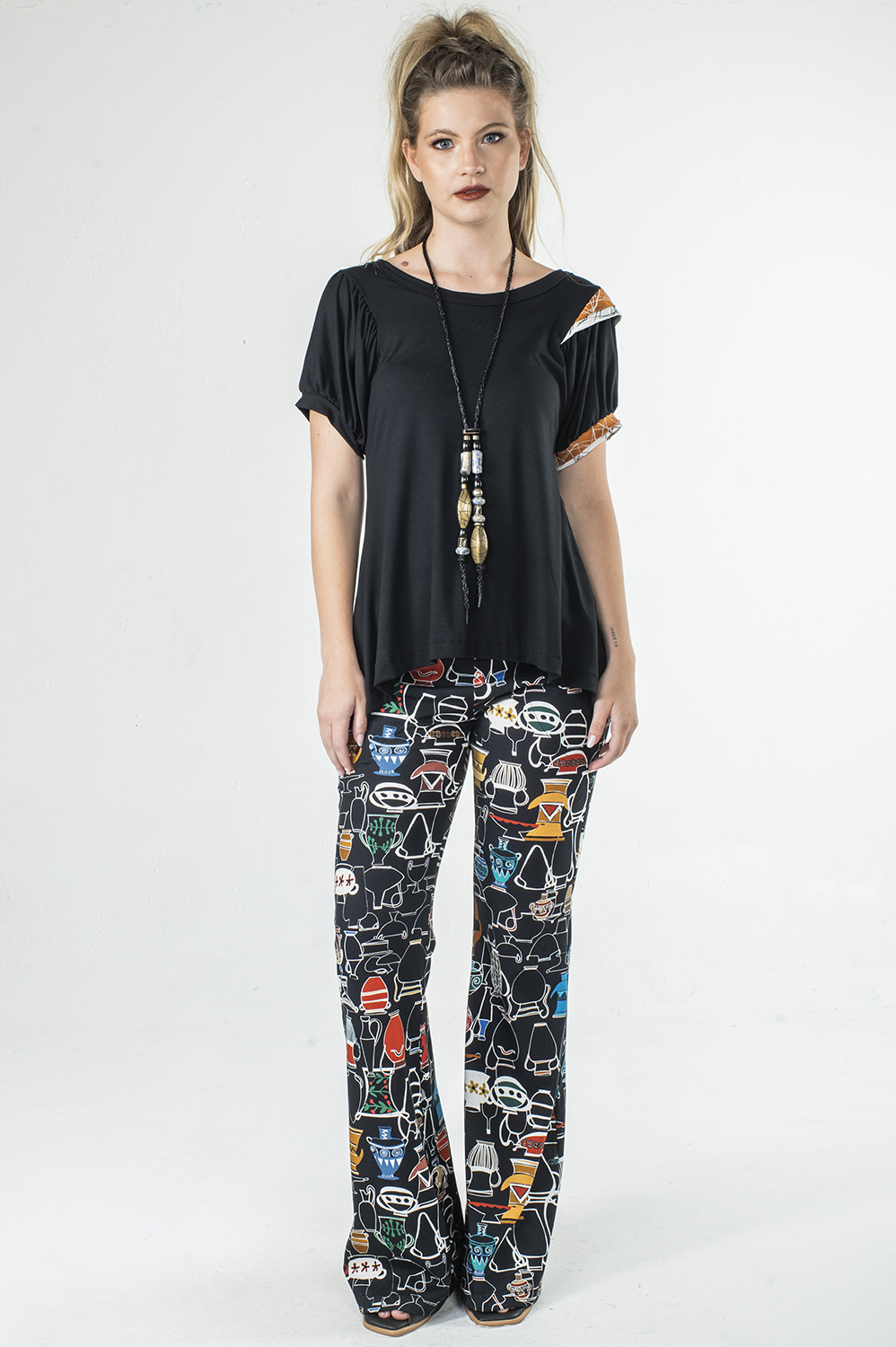 CALÇA LIGEIRAMENTE FLARE COM BOLSOS E CÓS DE RIBANA COM ELÁSTICO