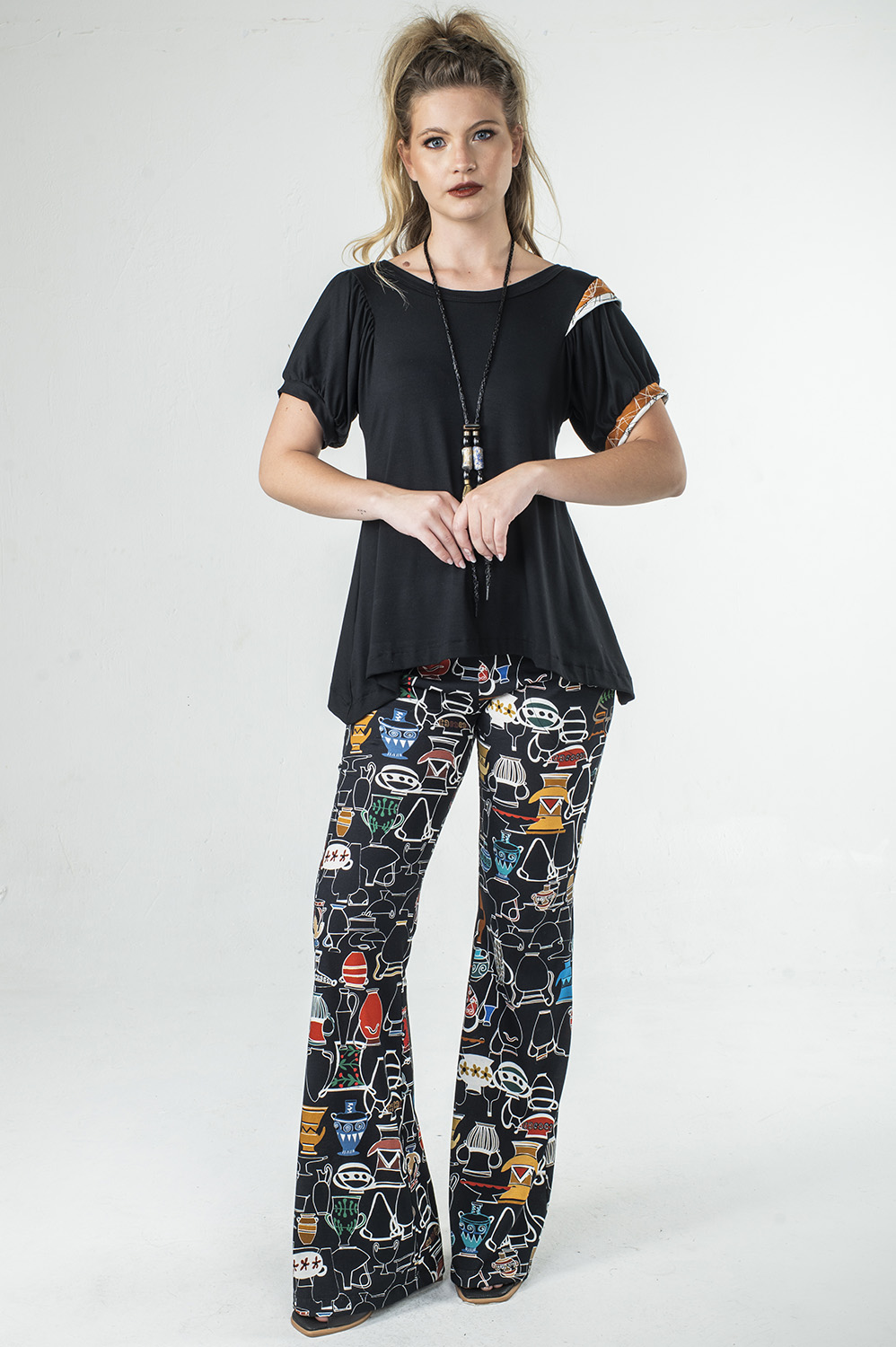 CALÇA LIGEIRAMENTE FLARE COM BOLSOS E CÓS DE RIBANA COM ELÁSTICO