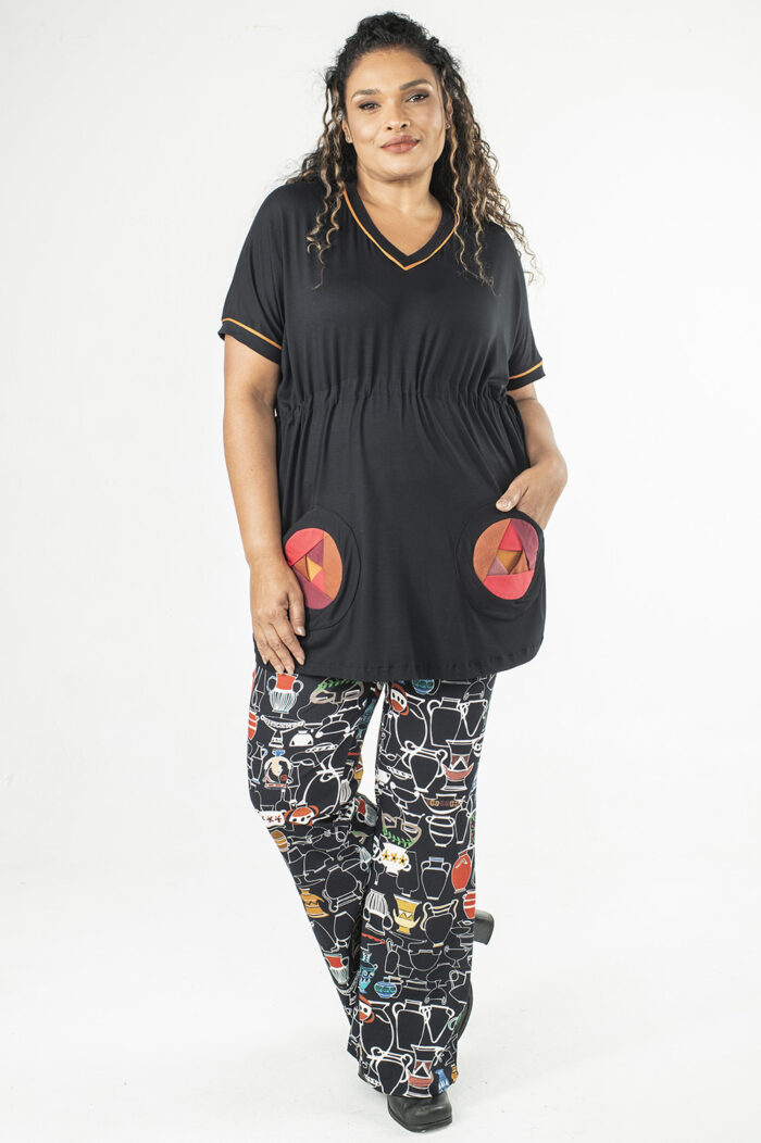 CALÇA PLUS SIZE LIGEIRAMENTE FLARE COM BOLSOS E CÓS DE RIBANA COM ELÁSTICO - Image 3