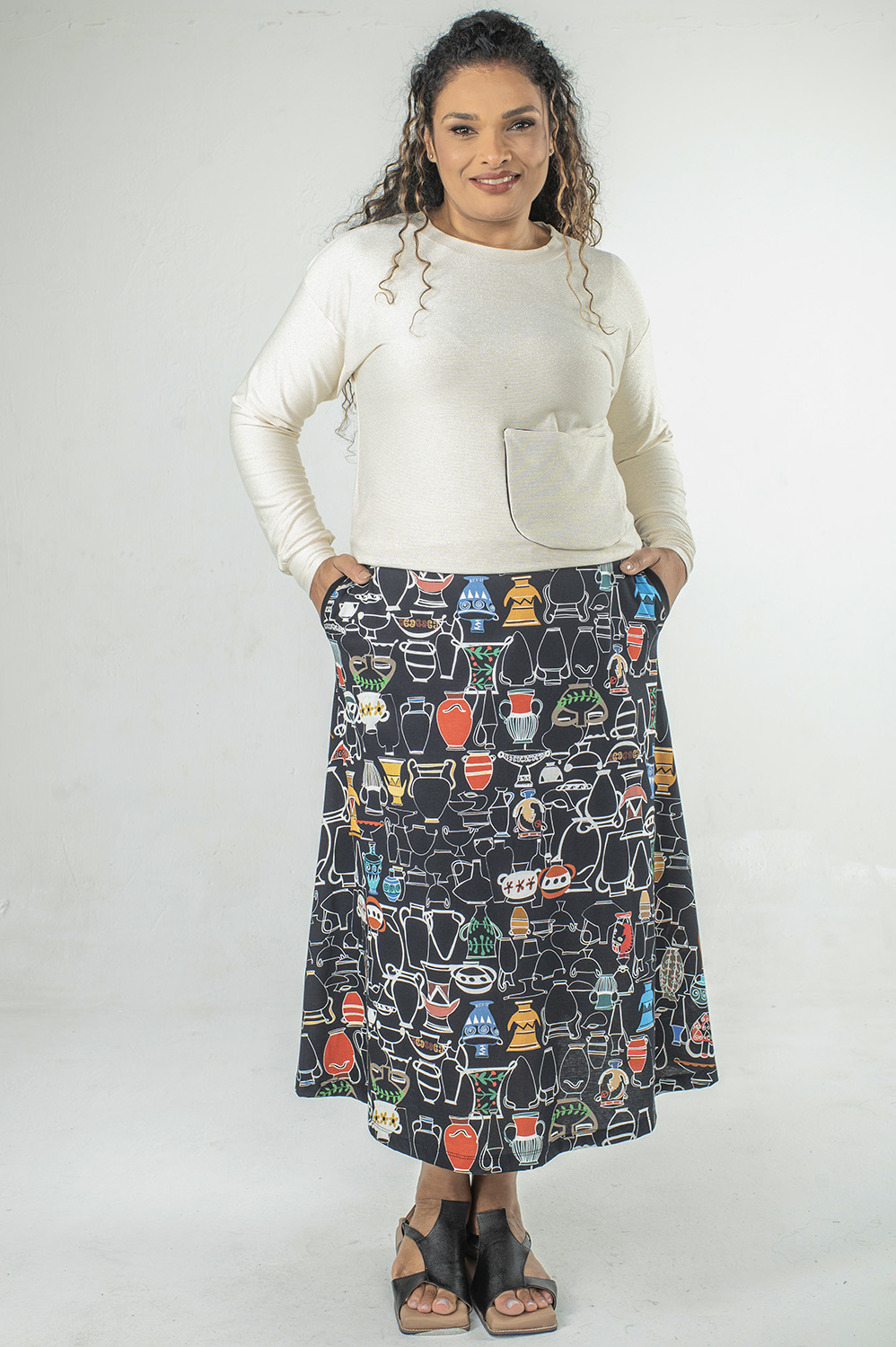 SAIA PLUS SIZE MIDI, LEVEMENTE EVASÉE COM CÓS DE RIBANA E BOLSOS