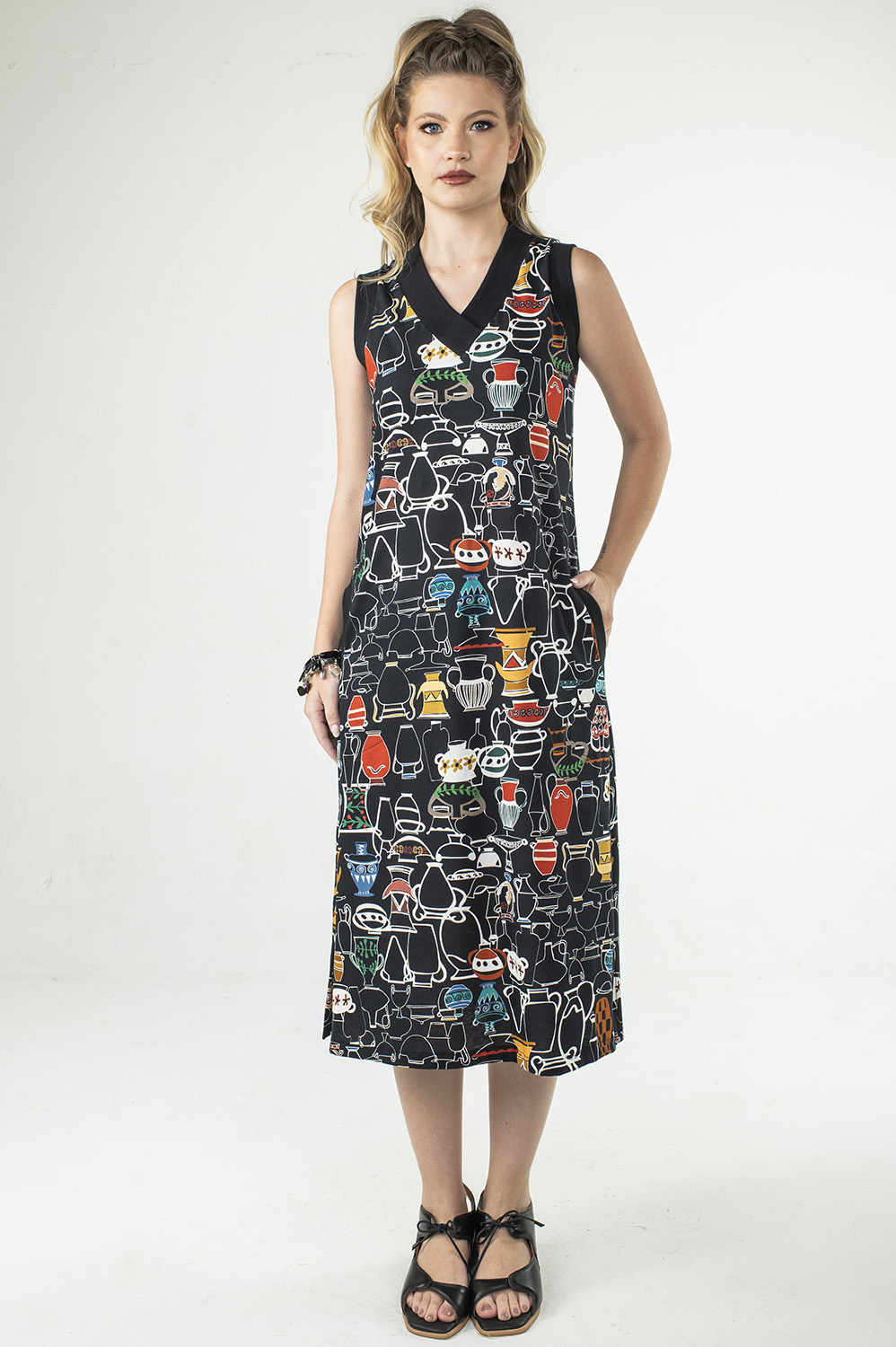VESTIDO REGATA RETO, COM DECOTE V, BOLSOS, FENDINHA NA BARRA E ACABAMENTO TODOS DE RIBANA LARGA