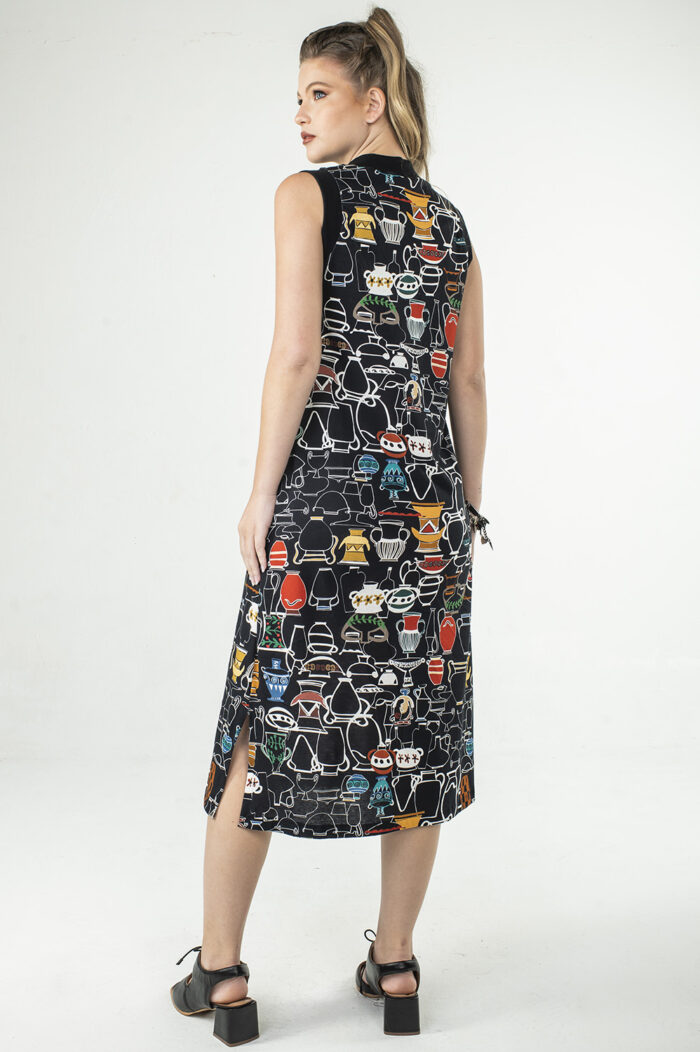 VESTIDO REGATA RETO, COM DECOTE V, BOLSOS, FENDINHA NA BARRA E ACABAMENTO TODOS DE RIBANA LARGA - Image 4