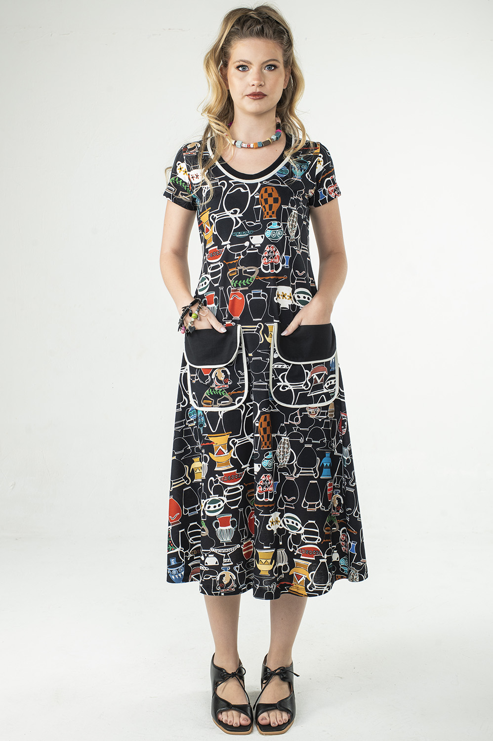 VESTIDO MIDI COM MANGA CURTA, DECOTE REDONDO E DETALHE DE BOLSOS ESTILO RETRÔ NA FRENTE
