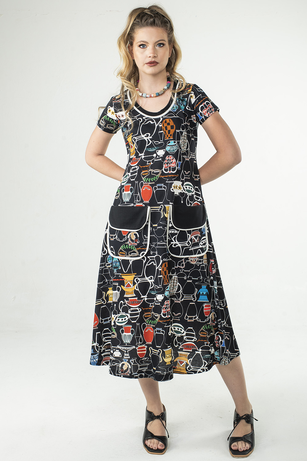 VESTIDO MIDI COM MANGA CURTA, DECOTE REDONDO E DETALHE DE BOLSOS ESTILO RETRÔ NA FRENTE