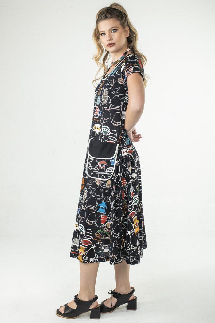 VESTIDO MIDI COM MANGA CURTA, DECOTE REDONDO E DETALHE DE BOLSOS ESTILO RETRÔ NA FRENTE - Image 4