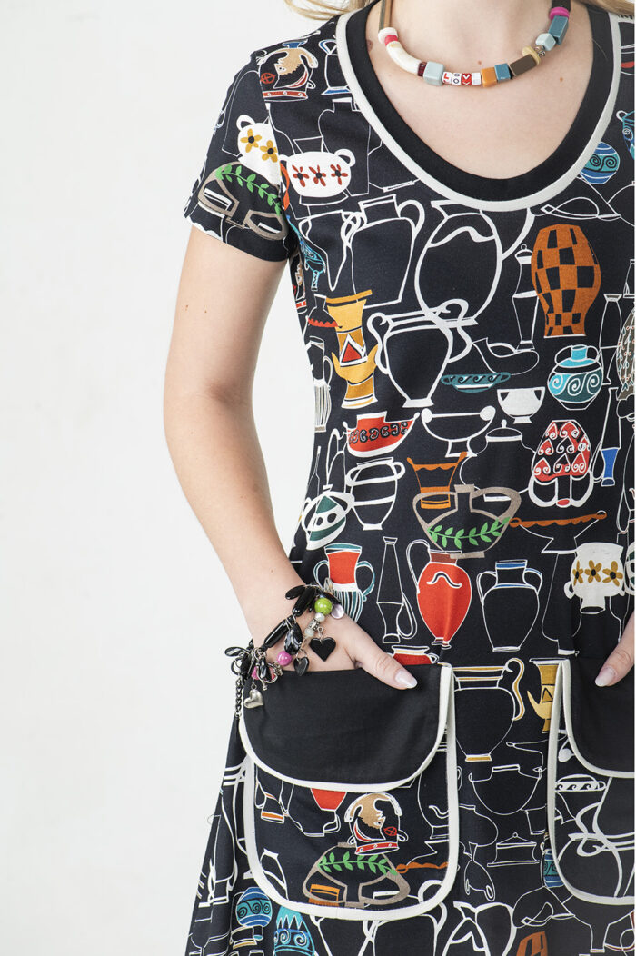 VESTIDO MIDI COM MANGA CURTA, DECOTE REDONDO E DETALHE DE BOLSOS ESTILO RETRÔ NA FRENTE - Image 3