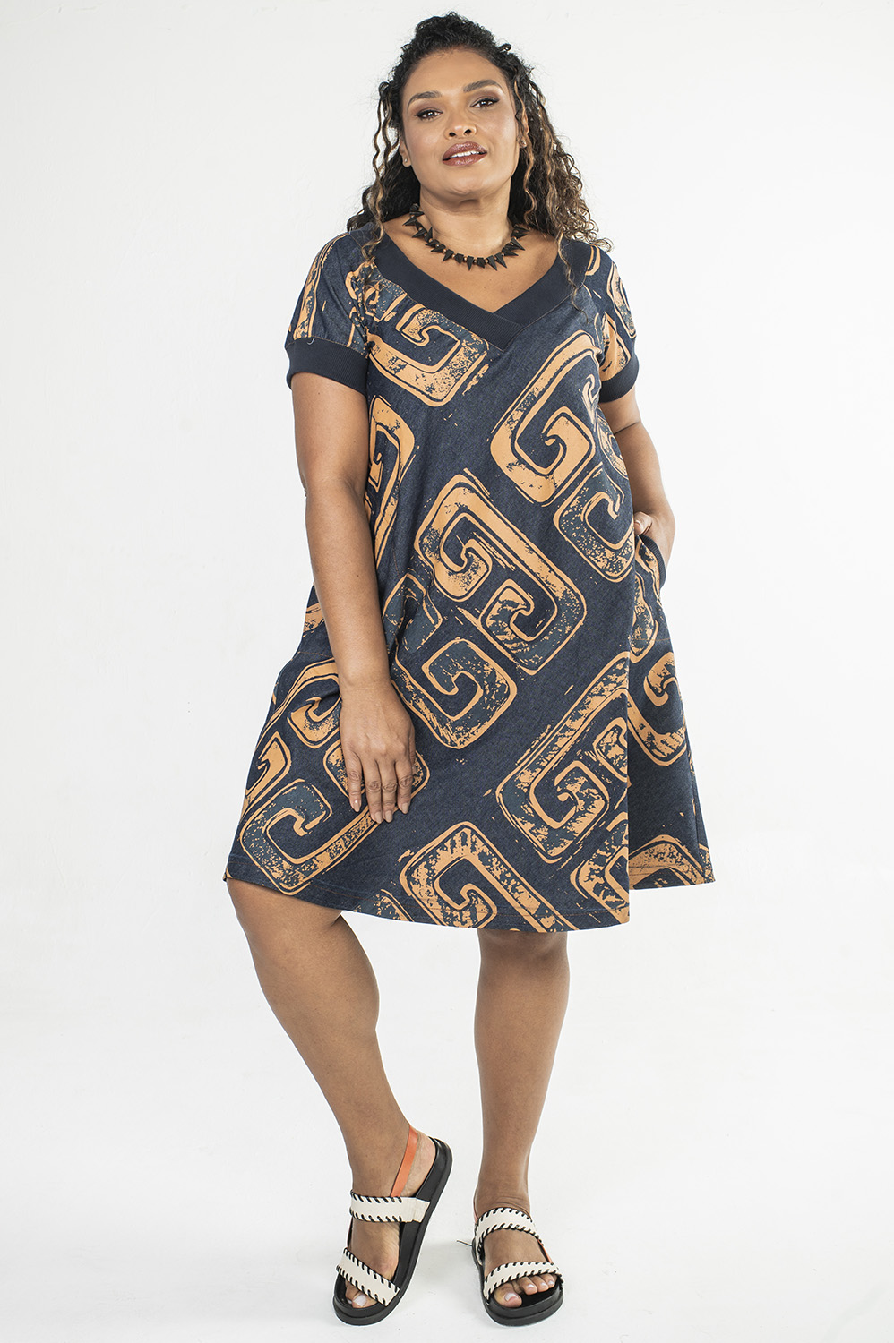 VESTIDO PLUS SIZE, LINHA A, NO JOELHO, COM DECOTE V, MANGA CURTA, BOLSOS E DETALHE DE ACABAMENTO DE RIBANA