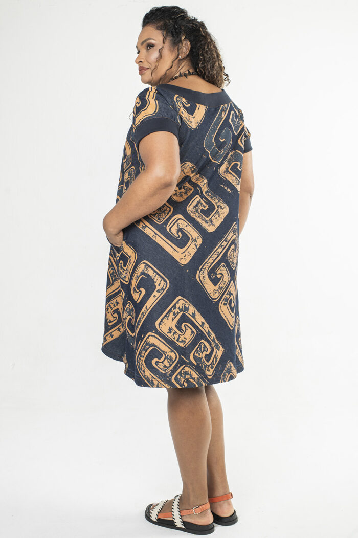VESTIDO PLUS SIZE, LINHA A, NO JOELHO, COM DECOTE V, MANGA CURTA, BOLSOS E DETALHE DE ACABAMENTO DE RIBANA - Image 4