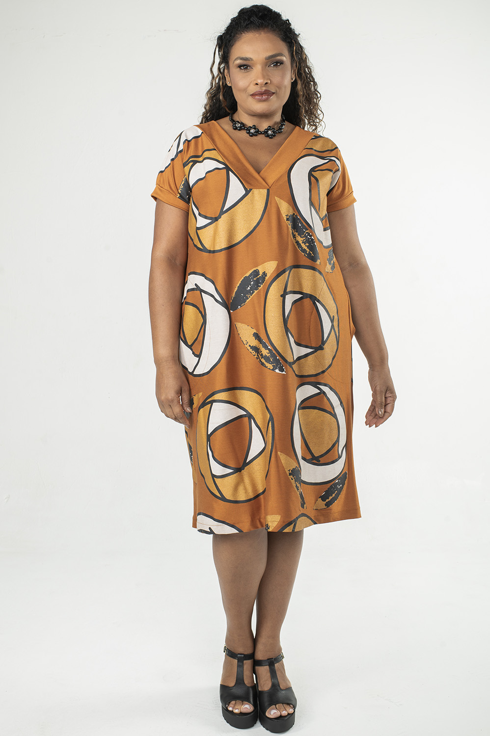VESTIDO PLUS SIZE, REGATA, COM OMBROS MAIS LARGOS, BOLSOS E DETALHE GEOMÉTRICO NO DECOTE