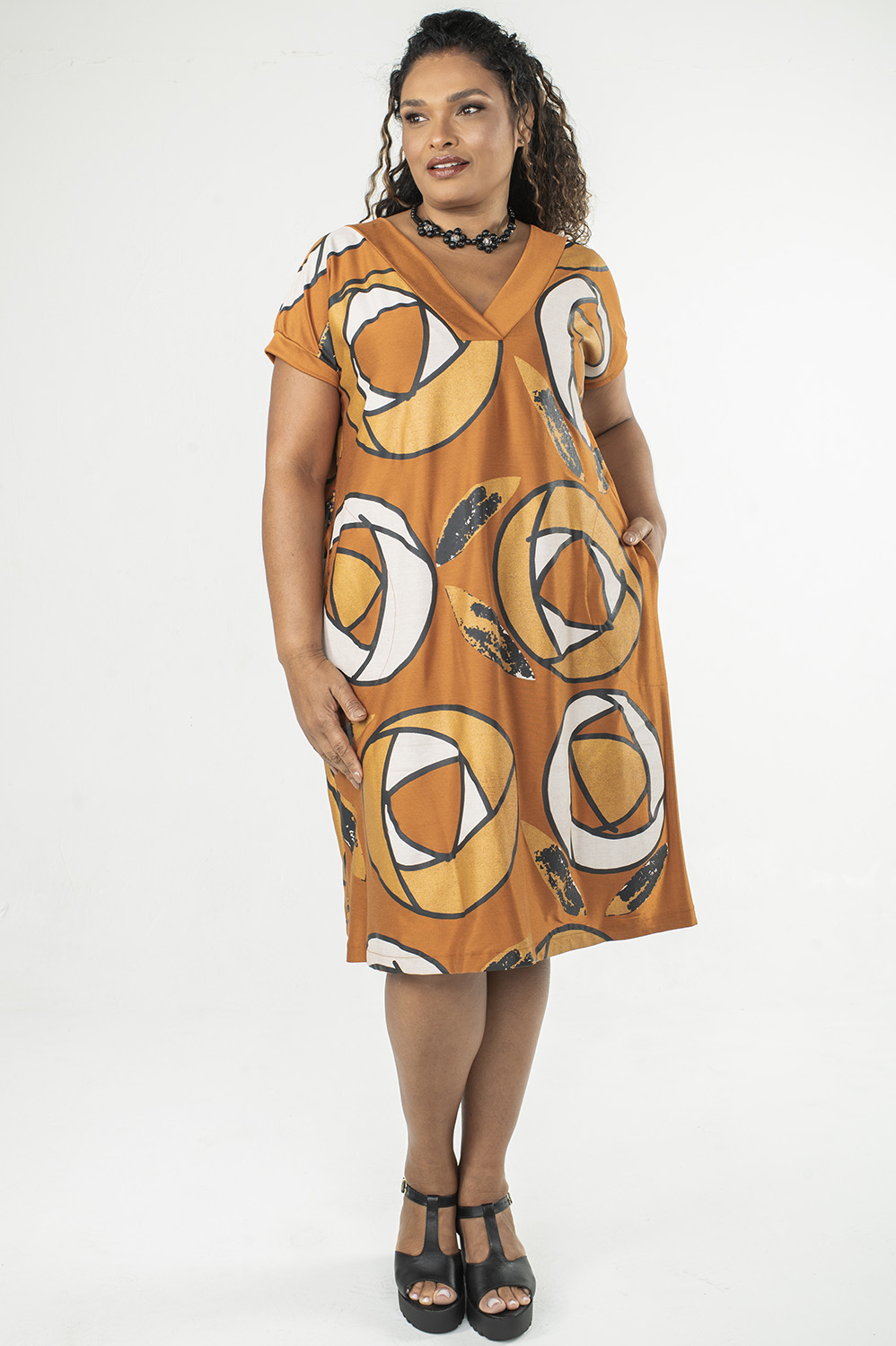 VESTIDO PLUS SIZE, REGATA, COM OMBROS MAIS LARGOS, BOLSOS E DETALHE GEOMÉTRICO NO DECOTE